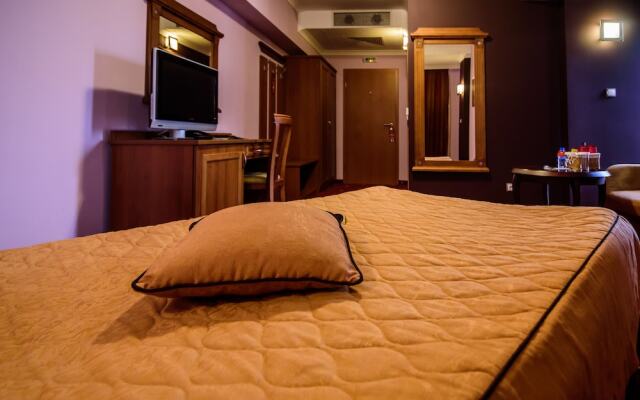 Diplomat Plaza Hotel & Resort