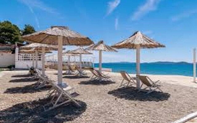 Spacious Apartment By The Beach