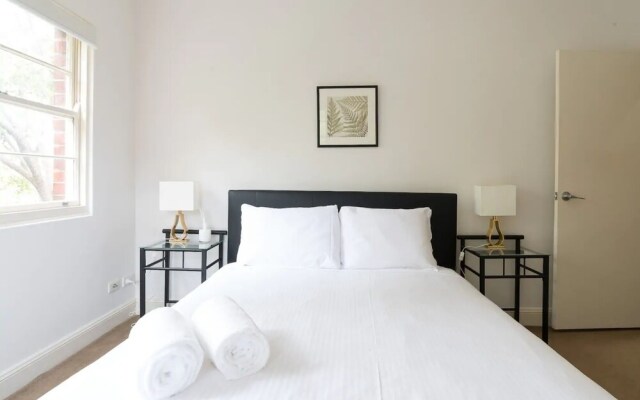 2 Bedroom Home in Kirribilli With a Great View