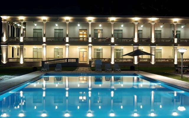 Howard Johnson By Wyndham Sierras Hotel And Casino