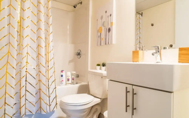 Comfy DT Loft w Parking Rooftop Patio BBQ Gym