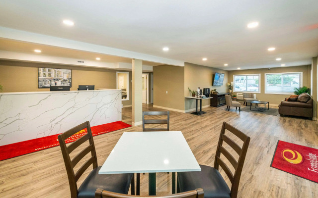 Econo Lodge Inn & Suites