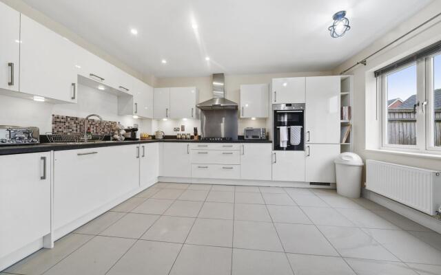 London Heathrow Living Holywell Service House A