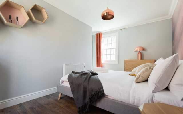 The Historic Gem - Sleek & Central 3BDR Maisonette
