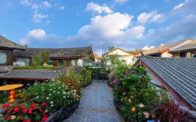 Private Vacation Courtyard Outside the Courtyard