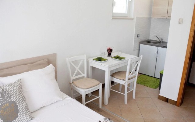 Olive - Swimming Pool - SA4