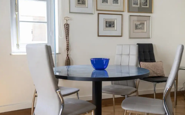 Ideal 4 bdr Apartment in Plaka for 10