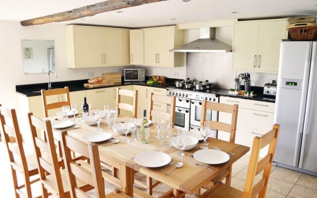 Beautifully converted 400-year-old threshing barn. Pet-friendly.