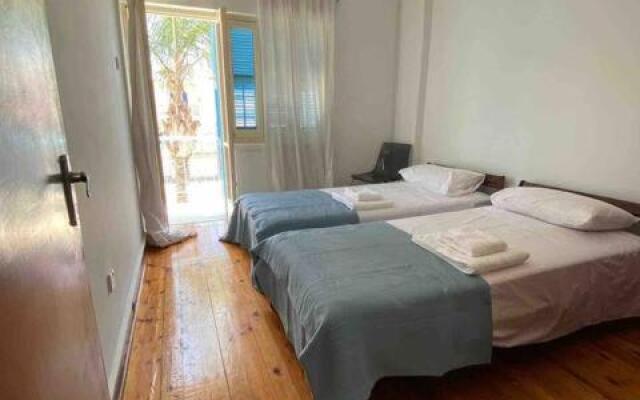 2 bedroom apt in Ermou 4 minute walk beach