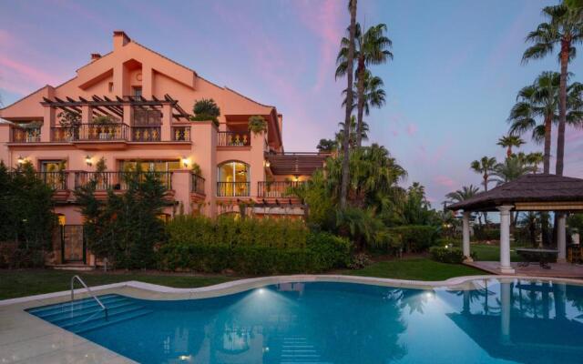 Cubo's Luxury Beach Front Duplex Puerto Banús