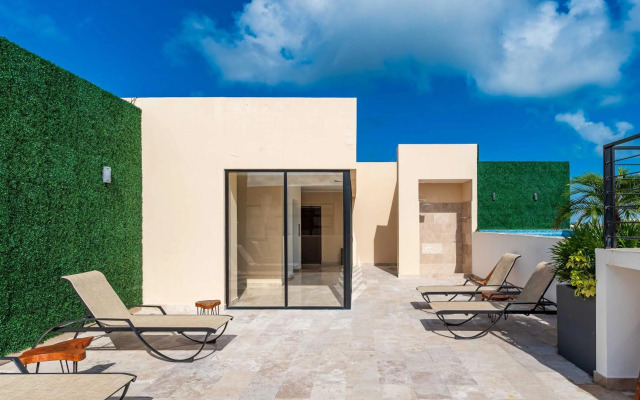 Ultra Luxury Condo, Rooftop Pool and HIGH SECURITY, Viva Residence