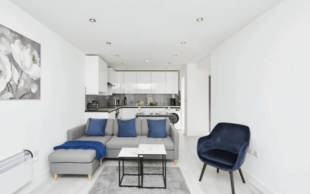 Modern 2 Bedroom House With Free Gated Parking