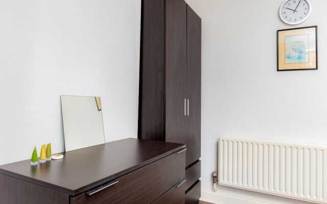 Bazely Street Deluxe Room 1