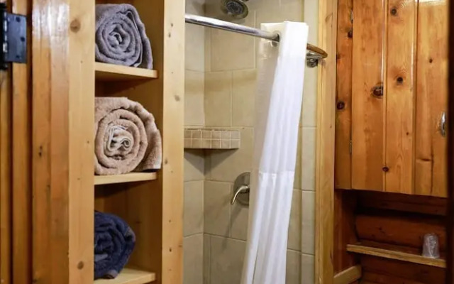 Twin Pines Lodge & Cabins