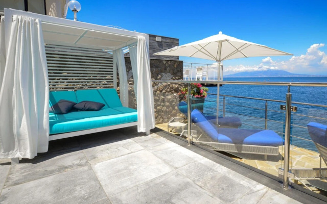 Beachfront Villa Sorrento & private sea access