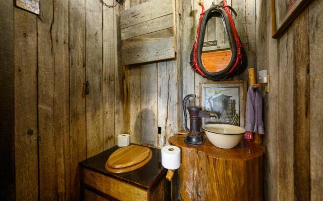 A Wolf's Den Gatlinburg