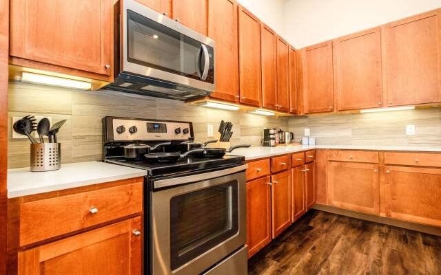 RockNRoll Penthouse Suite l Awesome Apt downtown.