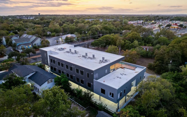 Upstay! New Renos Spacious Apartment Near Soco
