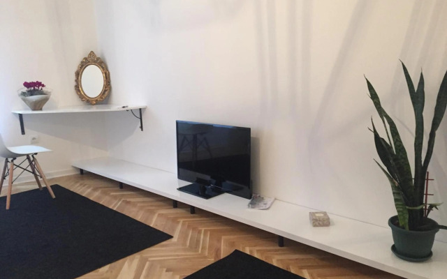 Bright Apartment Central