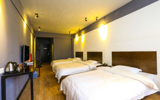 Comma Travel International Youth Hotel