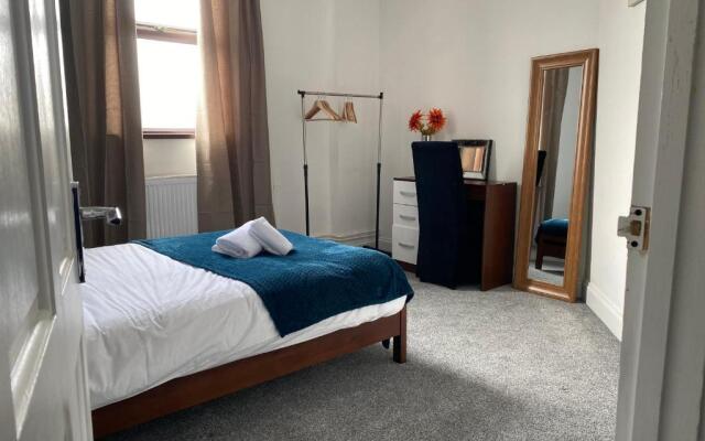 Modern 2 Bedroom Flat in Robert st, Swansea