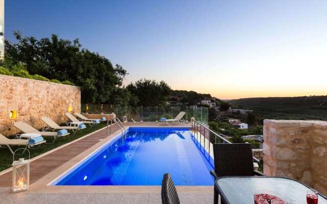 Villa in Crete With Private Pool & Beaches Nearby