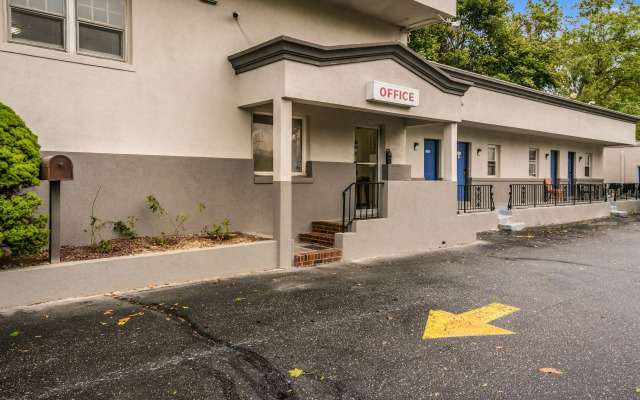 Motel 6 Tinton Falls