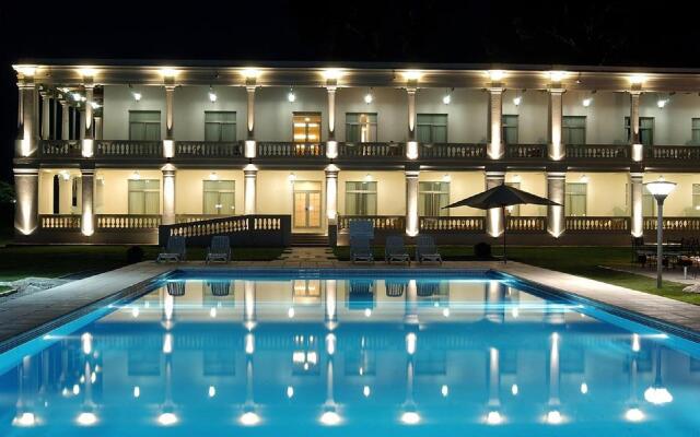 Howard Johnson by Wyndham Sierras Hotel and Casino