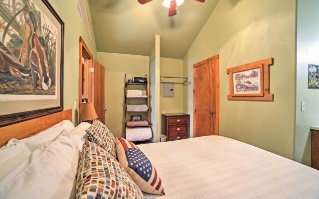 4 Mi to Museums: Cozy Branson Cabin