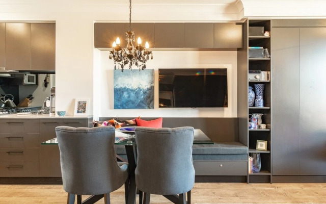 Modern 1 Bedroom Apartment In The Italian Forum