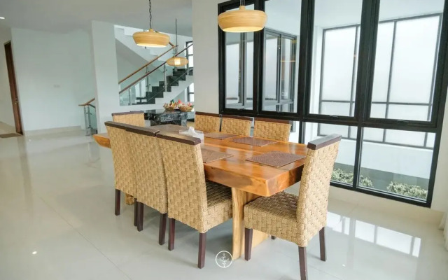 Kamala Villa 10 bedrooms with a private swimming pool