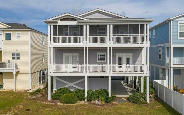 Holden' A Full House 4 Bedroom Home by RedAwning