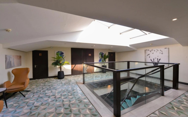 Waxwing Hotel