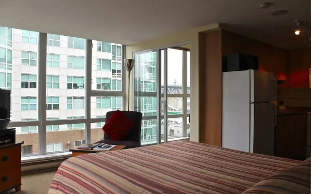 910 Beach Avenue Apartment Hotel