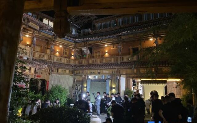 Sansheng Garden Inn (Puzhehei Xianrendong Shop)