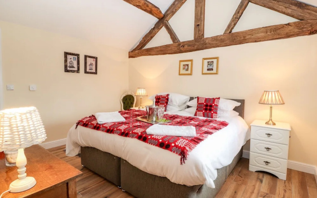 Cut Moch, Plas Moelfre Hall Barns