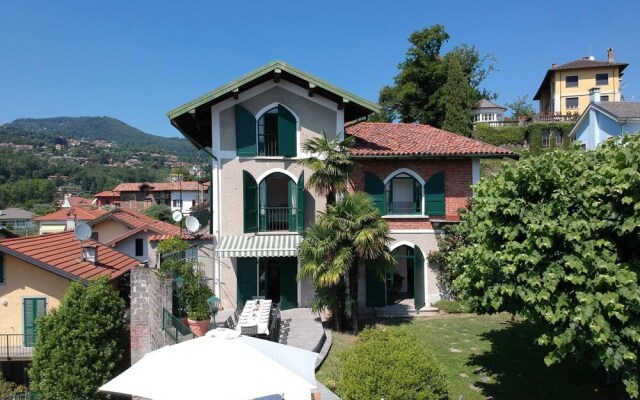 Il Motto Villa With big Garden and Lake View