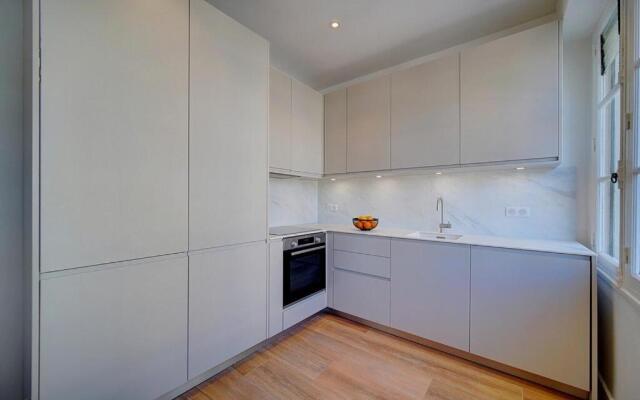 MAGNIFIQUE 3 PIECES RENOVE CANNES CENTRE 'Banane' AVEC VERANDA ! A2B88