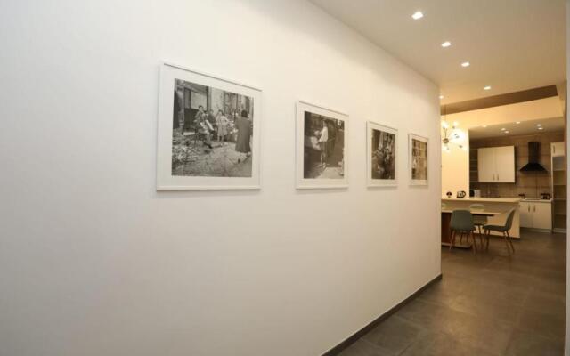 Delia Rooms & Gallery