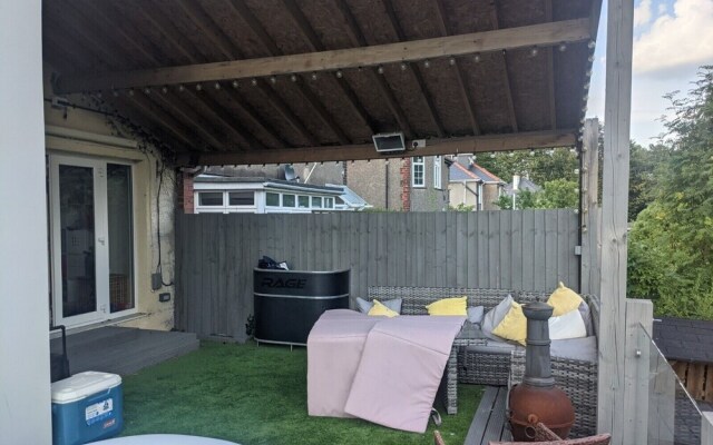 Beautiful Large 4-bed House, Close to Celtic Manor