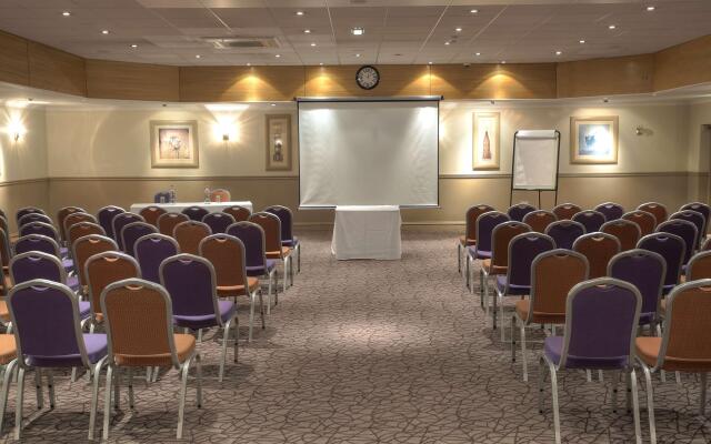Cresta Court Hotel