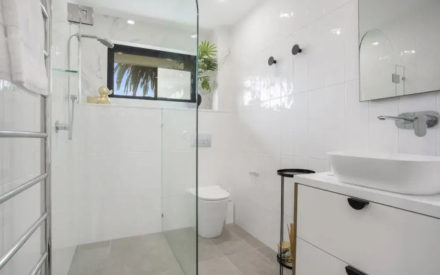 North-east Facing Modern 2-bed Apartment