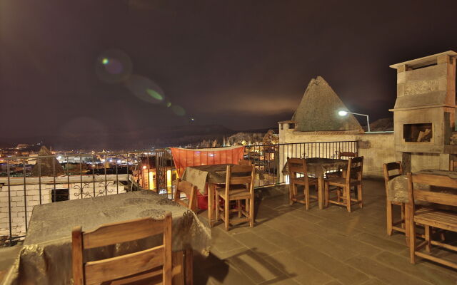 Explorer Cave Hotel