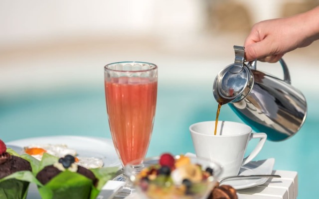White Santorini Suites & Spa