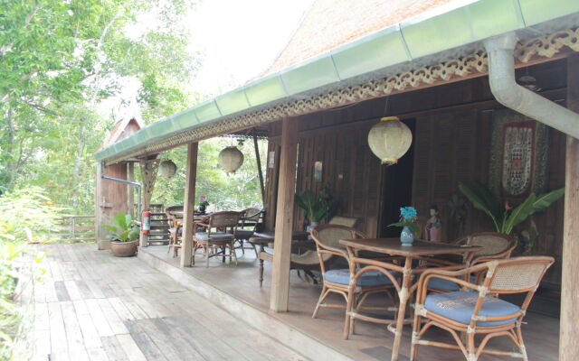 Thai Teak House Garden Homestay