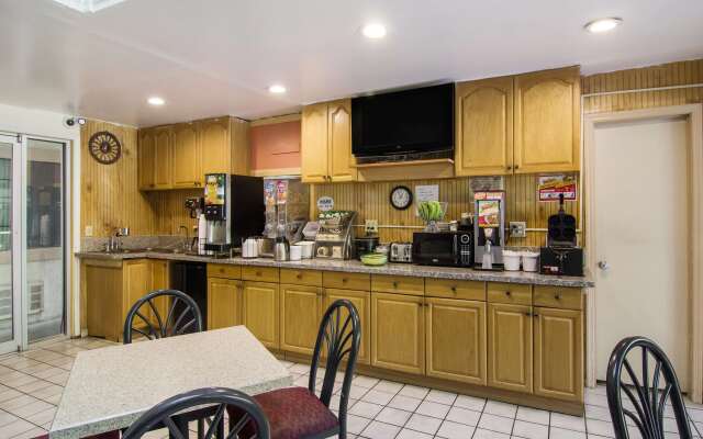 Super 8 by Wyndham Darien