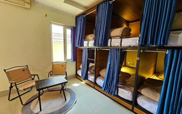 Frontier Hostel & Tours