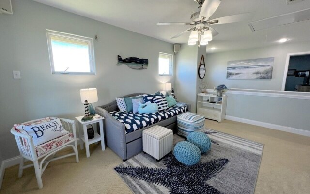 Sea-renity 3 Bedroom Home by Redawning