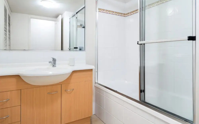 2-bed Family Haven With Pools, BBQ & Playgrounds