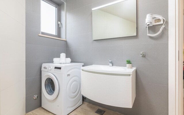 Amazing Home in Pjescana Uvala With Wifi and 2 Bedrooms